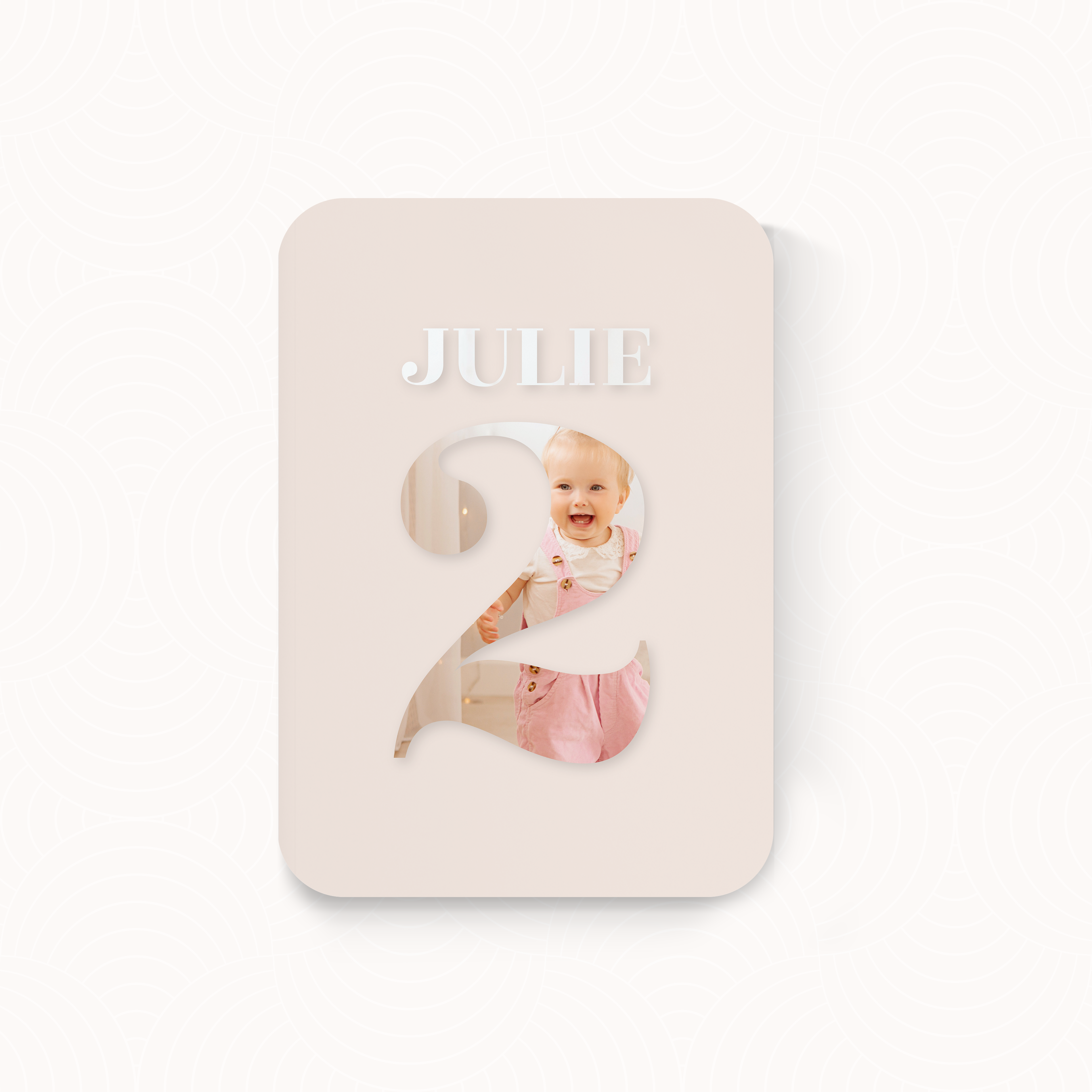 Number 2 - הזמנה זו מעדיפה שפה חזותית פשוטה ומבוקרת. הצבע הדומיננטי משמש סימן דרך ומלווה את המילים בפשטות. יישורים מאוזנים וטיפוגרפיה ברורה מבטיחים קריאות ומודרניות. היוצרים שלנו עיצבו דגם זה כהתכתבות פרימיום אלגנטית ועכשווית. אנו מבצעים התאמה מלאה שילוב טקסט כיוון גוונים ואפשרות ללוגו עדין. בדיגיטל בלבד היא נשלחת מיד לאורחים. כל בחירה אסתטית מעדיפה דיוק ומידה. הזמנה פשוטה ועמידה שנועדה לרגעים החיוניים.