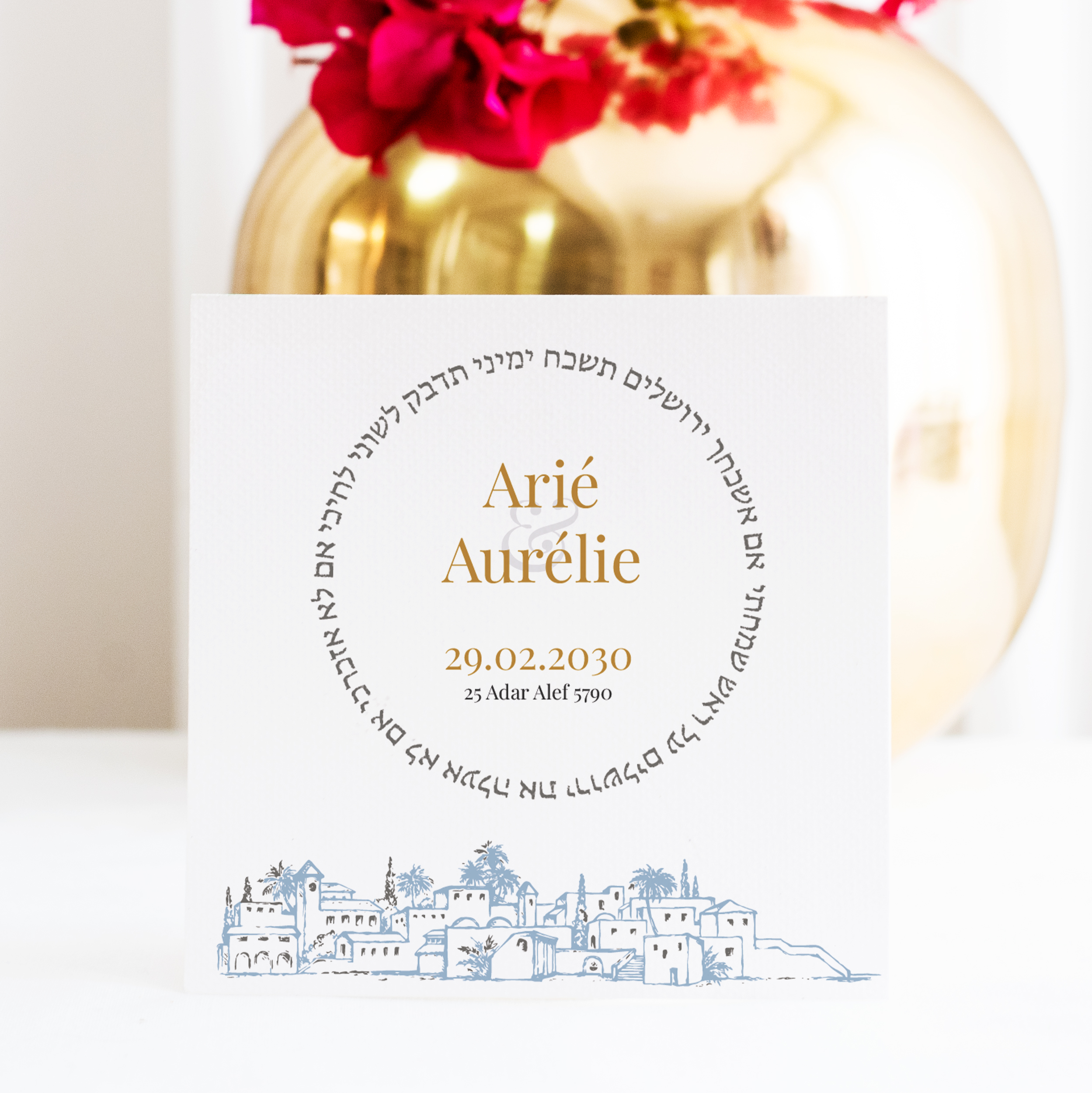 Old City - Le dessin met en avant une esthétique mesurée : couleur dominante claire, marges équilibrées, typographie précise. Nos illustrateurs ont conçu un modèle premium qui privilégie la sobriété. Nous réalisons la personnalisation : vous nous confiez le texte, nous l’intégrons avec soin, ajustons les nuances et ajoutons un logo discret. Diffusée exclusivement en numérique, l’invitation atteint vos invités instantanément. Chaque paramètre – alignements, proportions, hiérarchie – a été pensé pour garantir fluidité et élégance. Une correspondance contemporaine, simple et élégante.