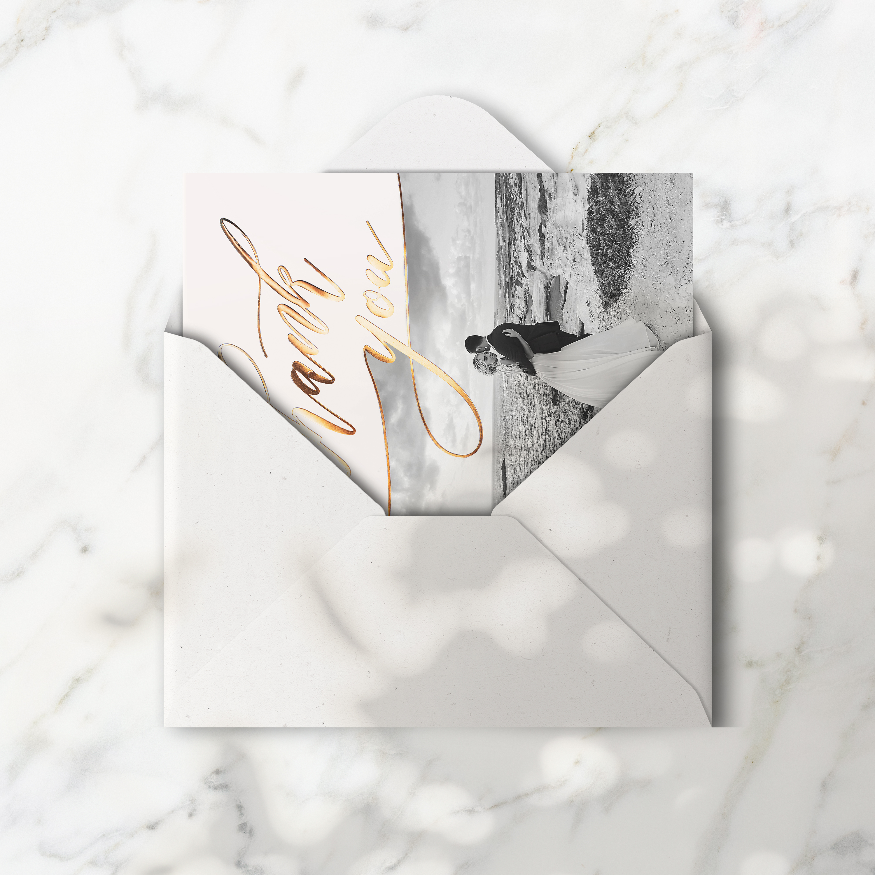 Goldy Thanks - השרטוט מציע מודרניות ברורה גוון דומיננטי בטוח שוליים פשוטים וטיפוגרפיה חדה. היוצרים שלנו דמיינו הזמנת פרימיום המשקפת קוהרנטיות ואלגנטיות. אנו מבצעים התאמה מלאה אתם מוסרים טקסט אנו משלבים מכוונים צבעים ומוסיפים לוגו עדין. בדיגיטל בלבד היא מגיעה מיד לנמענים. כל פרט היררכיה פרופורציות וניגודים כויל לשמירת זרימה ואלגנטיות. התכתבות עכשווית פשוטה ומעודנת.