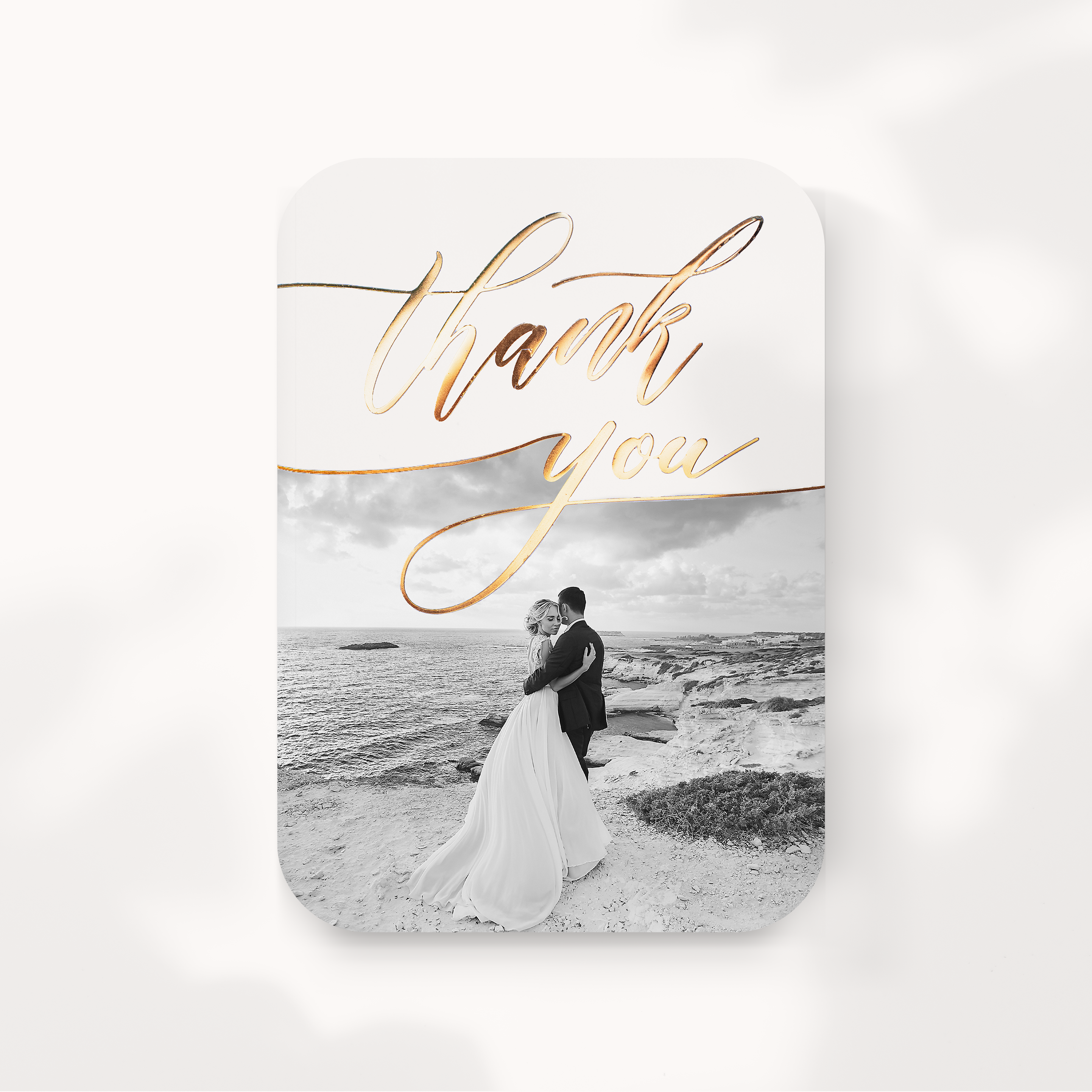 Goldy Thanks - השרטוט מציע מודרניות ברורה גוון דומיננטי בטוח שוליים פשוטים וטיפוגרפיה חדה. היוצרים שלנו דמיינו הזמנת פרימיום המשקפת קוהרנטיות ואלגנטיות. אנו מבצעים התאמה מלאה אתם מוסרים טקסט אנו משלבים מכוונים צבעים ומוסיפים לוגו עדין. בדיגיטל בלבד היא מגיעה מיד לנמענים. כל פרט היררכיה פרופורציות וניגודים כויל לשמירת זרימה ואלגנטיות. התכתבות עכשווית פשוטה ומעודנת.