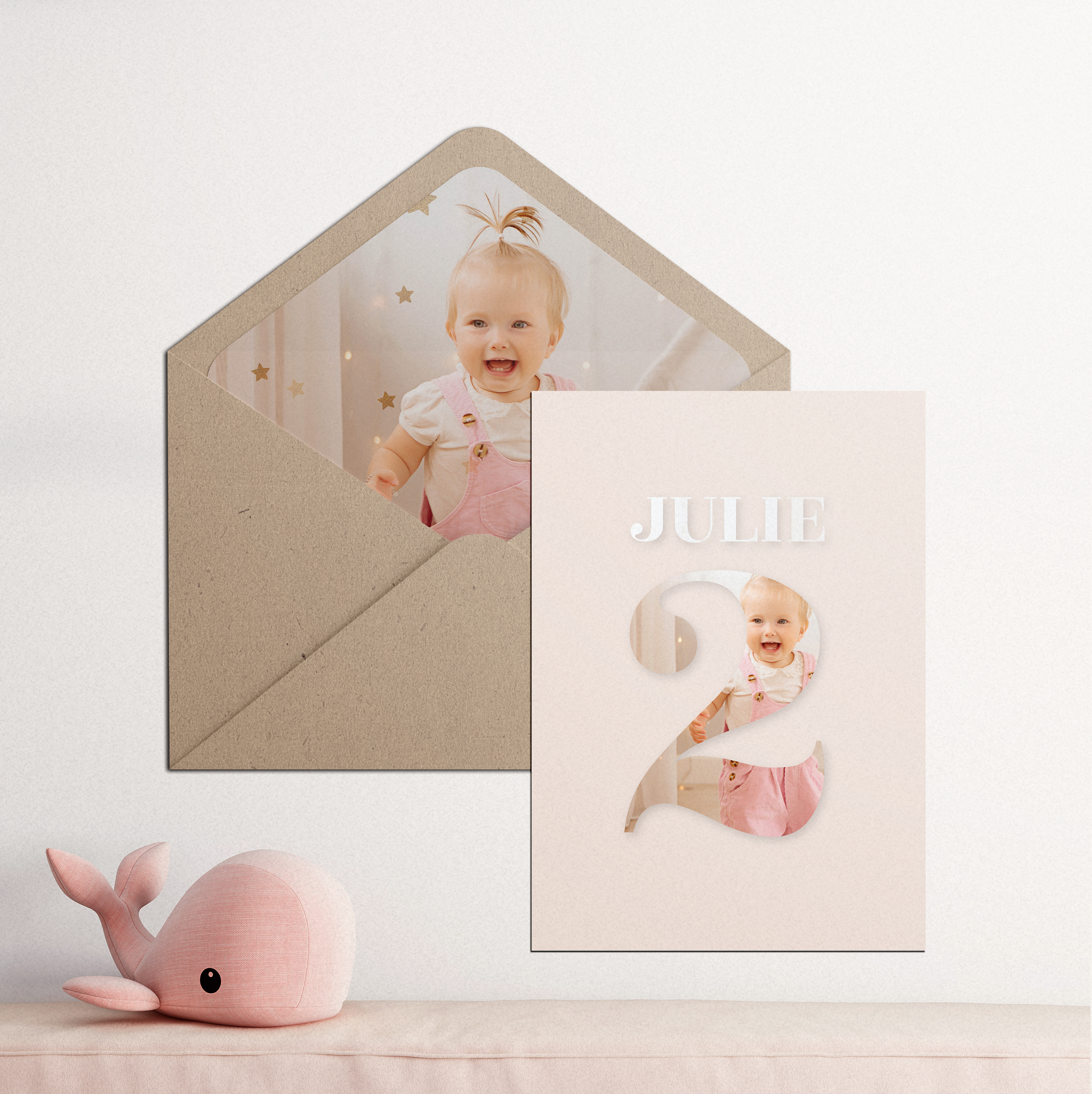 Number 2 - הזמנה זו מעדיפה שפה חזותית פשוטה ומבוקרת. הצבע הדומיננטי משמש סימן דרך ומלווה את המילים בפשטות. יישורים מאוזנים וטיפוגרפיה ברורה מבטיחים קריאות ומודרניות. היוצרים שלנו עיצבו דגם זה כהתכתבות פרימיום אלגנטית ועכשווית. אנו מבצעים התאמה מלאה שילוב טקסט כיוון גוונים ואפשרות ללוגו עדין. בדיגיטל בלבד היא נשלחת מיד לאורחים. כל בחירה אסתטית מעדיפה דיוק ומידה. הזמנה פשוטה ועמידה שנועדה לרגעים החיוניים.