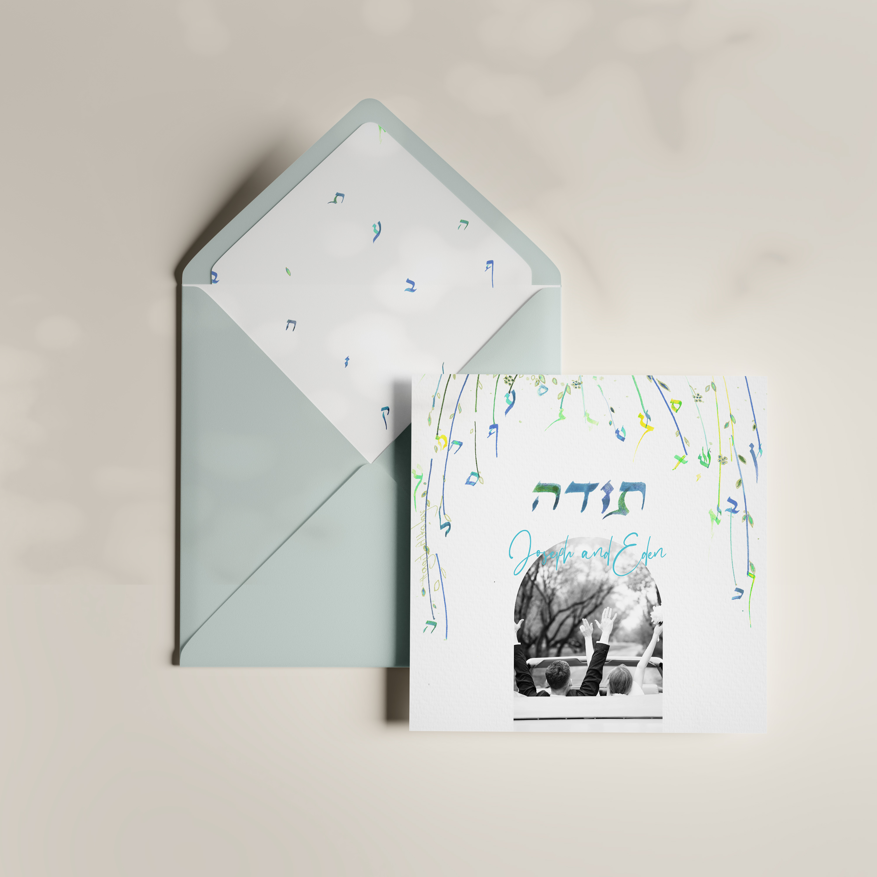 Our Thanks Card - Cette invitation illustre la justesse graphique : une couleur dominante posée, des marges équilibrées, une typographie claire. Nos créateurs ont conçu un modèle premium qui valorise l’essentiel. Nous réalisons la personnalisation complète : vous nous confiez le texte, nous l’intégrons avec soin, ajustons les teintes et ajoutons un logo discret. Entièrement digitale, elle atteint vos invités sans délai. Chaque choix – alignements, proportions, contrastes – a été calibré pour préserver fluidité et élégance. Une correspondance contemporaine, simple et raffinée.