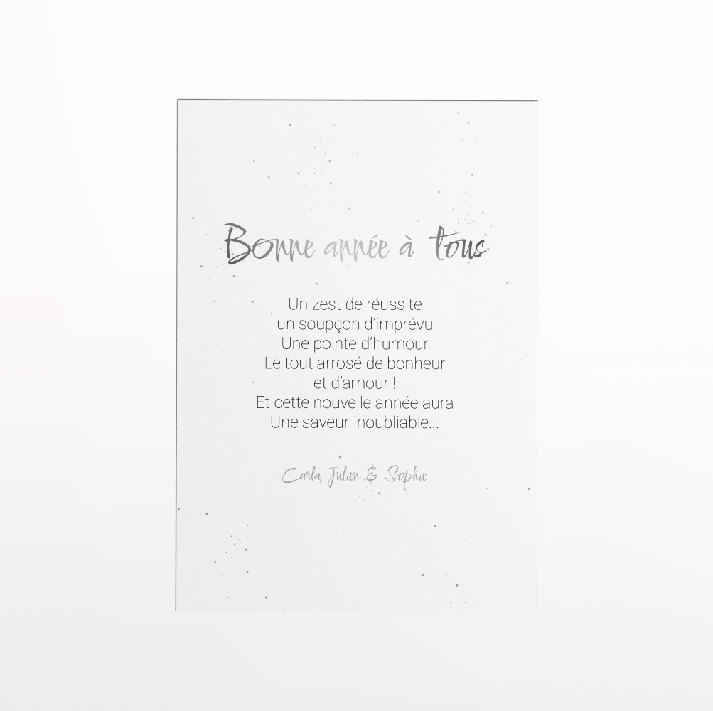 Silver Year - הזמנה זו נועדה כסצנה מינימליסטית שבה הצבע הדומיננטי נפרש בעדינות. הקומפוזיציה מעדיפה צורות פשוטות וניגודים מדודים כדי שהמילים ישמרו על עוצמתן. נוצרה על ידי המאיירים שלנו היא מציעה אסתטיקה עכשווית ומאופקת המתאימה להכרזות החשובות ביותר. אתם מוסרים את הטקסט ואנו משלבים אותו בקפידה מכוונים את הפלטה ומוסיפים לוגו עדין לפי צורך. בפורמט דיגיטלי בלבד ההזמנה מגיעה מיד לנמענים. כל פרט נבחן כדי לשמור על קריאות ואלגנטיות ולהפוך הודעה פשוטה למחווה יקרת ערך. התכתבות מודרנית המחברת דיוק ועידון.