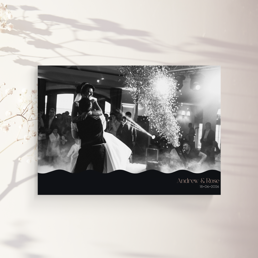 Wavy Thank You - Le modèle adopte une esthétique sobre et mesurée : couleur dominante affirmée sans excès, marges équilibrées et typographie régulière. Nos illustrateurs ont conçu une invitation premium qui met vos mots au centre. Nous assurons la personnalisation complète : texte intégré avec précision, palette ajustée, logo discret ajouté si besoin. Diffusée uniquement au format digital, elle atteint vos invités immédiatement. Chaque détail – hiérarchie, cadence, proportions – contribue à une élégance durable. Une correspondance fiable, contemporaine et raffinée.