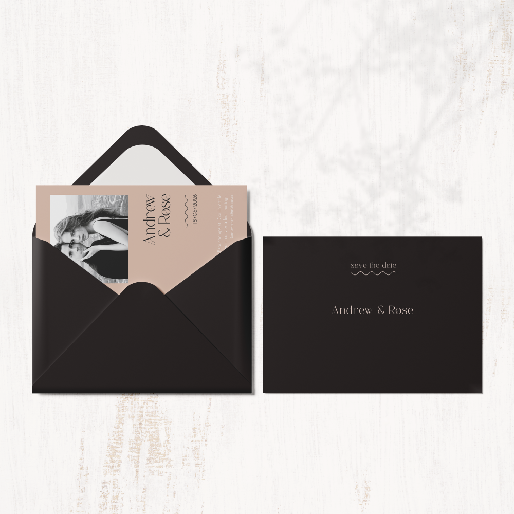 Wavy Save The Date Rose - השרטוט מצהיר על מודרניות מאופקת גוון דומיננטי ברור שוליים מאוזנים וטיפוגרפיה יציבה. בעיצוב המאיירים שלנו ההזמנה מעדיפה דיוק ובהירות. אנו מבצעים התאמה מלאה טקסט משולב גוונים מכוונים ולוגו עדין. בדיגיטל בלבד היא מגיעה מיד לנמענים. כל פרט יישור קצב וניגוד תוכנן לקריאה חלקה. התכתבות פרימיום פשוטה ואלגנטית.