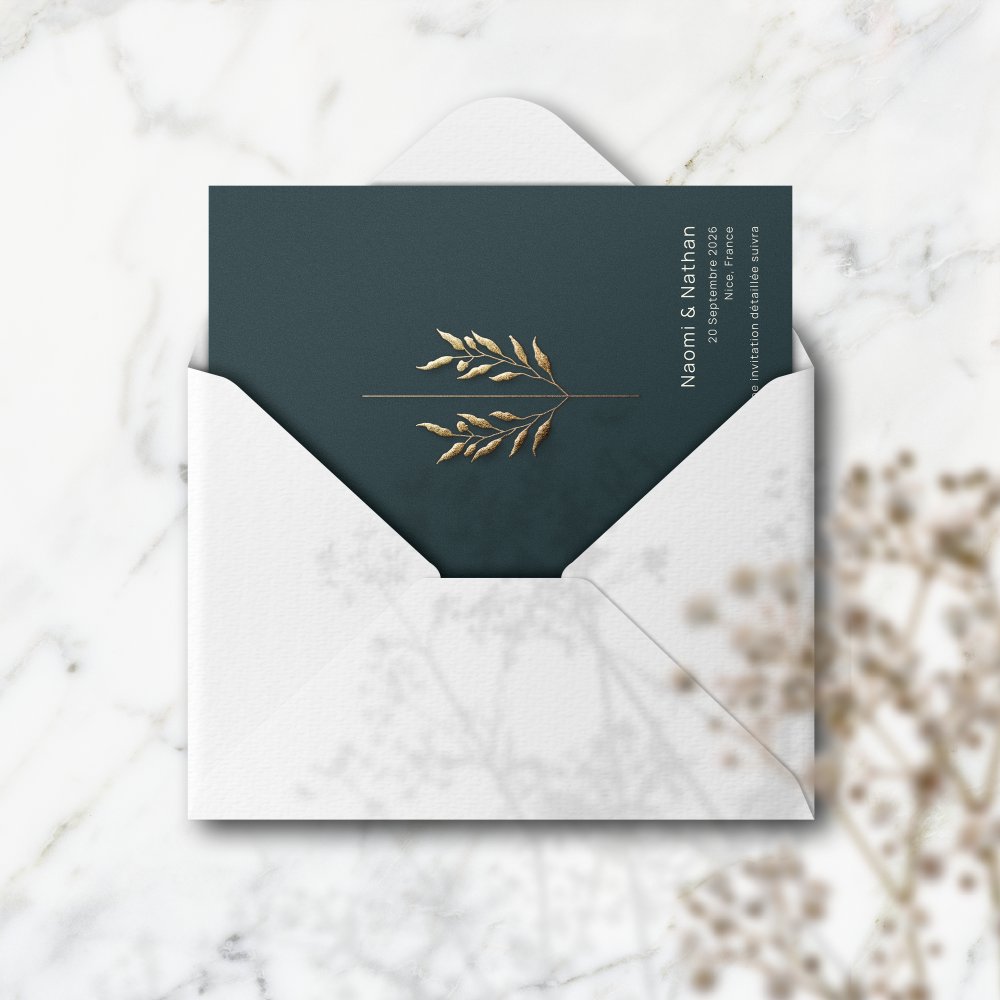Green Velvet - Le modèle affirme une sobriété lumineuse : dominante chromatique claire, proportions régulières, typographie nette. Réalisée par nos illustrateurs, l’invitation privilégie la cohérence et la précision. Nous assurons la personnalisation : intégration du texte, réglage des nuances, ajout discret d’un logo. Diffusée exclusivement en numérique, elle atteint vos invités immédiatement. Chaque élément – hiérarchie, cadence, contrastes – a été travaillé pour préserver élégance et lisibilité. Une correspondance premium, fiable et raffinée.