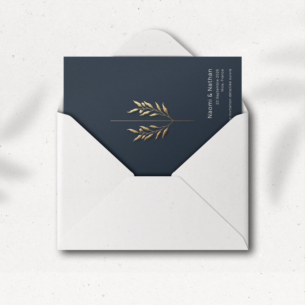 Blue Velvet - Le modèle affirme une sobriété lumineuse : dominante chromatique claire, marges régulières, hiérarchie typographique lisible. Nos illustrateurs ont cherché la cohérence pour offrir une présence premium sans emphase. Nous assurons la personnalisation sur mesure : intégration du texte, harmonisation des teintes, ajout d’un logo discret si besoin. Diffusée exclusivement en numérique, l’invitation atteint vos invités sans délai. Les choix visuels – rythme des blancs, équilibre des contrastes, échelle – favorisent une élégance durable. Une correspondance contemporaine, fiable et posée.