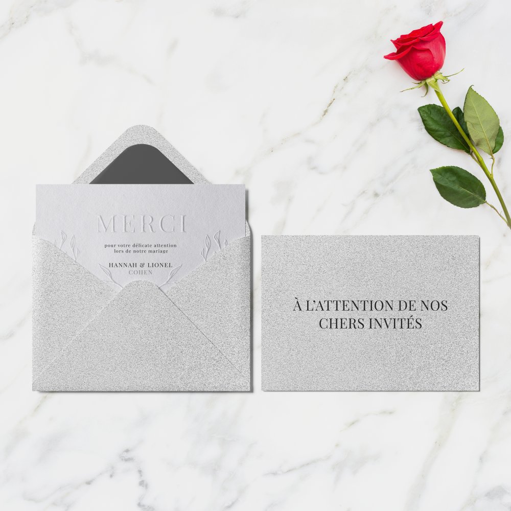 Embossed Merci - Cette invitation met en avant la force tranquille d’une couleur dominante tenue, soutenue par un tracé régulier et une typographie claire. Conçue par nos créateurs, elle privilégie la précision et la sobriété pour que l’essentiel s’impose. Nous réalisons la personnalisation complète : vous nous envoyez votre texte, nous le composons, ajustons les teintes et ajoutons un logo discret si nécessaire. Entièrement digitale, elle rejoint vos invités instantanément. Chaque décision graphique – proportions, alignements, contraste – a été mesurée pour préserver fluidité et élégance. Une correspondance premium, simple et durable.