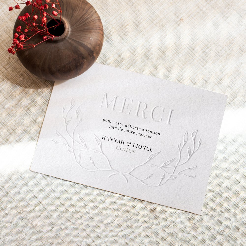 Embossed Merci - Cette invitation met en avant la force tranquille d’une couleur dominante tenue, soutenue par un tracé régulier et une typographie claire. Conçue par nos créateurs, elle privilégie la précision et la sobriété pour que l’essentiel s’impose. Nous réalisons la personnalisation complète : vous nous envoyez votre texte, nous le composons, ajustons les teintes et ajoutons un logo discret si nécessaire. Entièrement digitale, elle rejoint vos invités instantanément. Chaque décision graphique – proportions, alignements, contraste – a été mesurée pour préserver fluidité et élégance. Une correspondance premium, simple et durable.