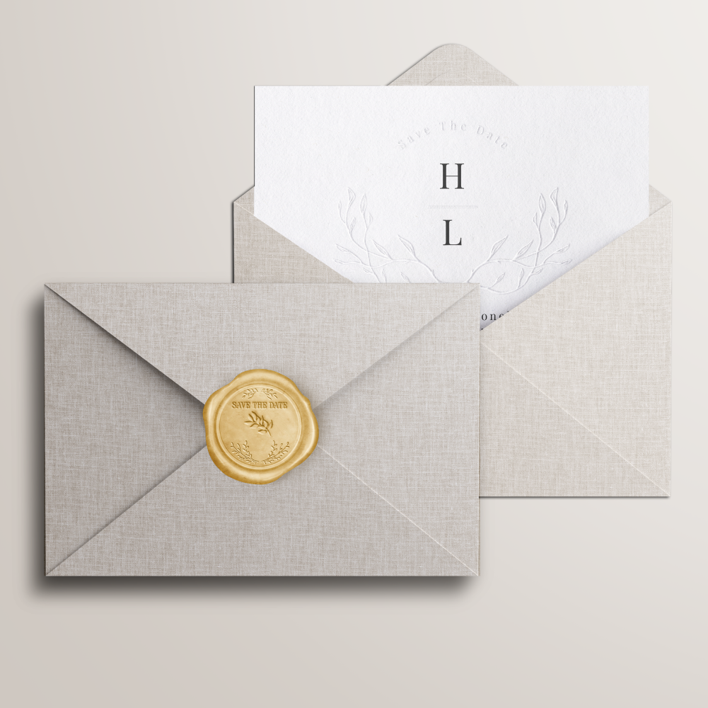 Embossed Save The Date - Cette invitation affirme une sobriété lumineuse : couleur dominante claire, marges équilibrées, typographie nette. Nos créateurs ont conçu un modèle premium où chaque détail vise la justesse. Nous assurons la personnalisation : intégration du texte, ajustement des couleurs, ajout discret d’un logo. Entièrement digitale, elle rejoint vos invités immédiatement. Chaque élément – hiérarchie, proportions, contrastes – concourt à une fluidité durable. Une correspondance contemporaine, fiable et élégante.