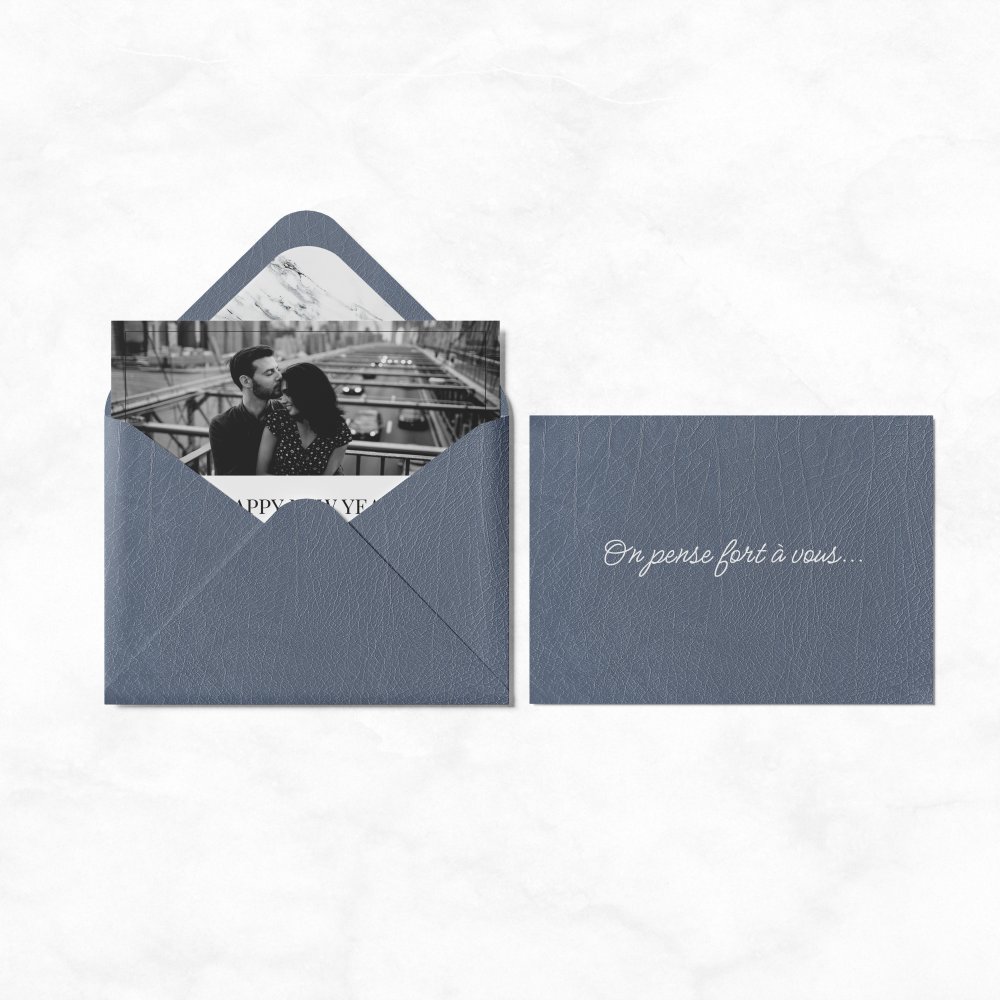 Classy B&W Square - הזמנה Sweet Pastel מוצגת בפלטה רכה של צבעים חיים ומעודנים מתאימה להכרזה על יום הולדת לילד. כל גוון פסטל מספר על שמחה פשוטה צחוק ספונטני והפתעות לחלוק. העיצוב כולו מבטא את רוח המסיבה האינטימית והזורחת שבה חוגגים את נפלאות הילדות הקטנות. המאיירים שלנו דמיינו את הדגם הזה כהרכב שמח והרמוני. אנו משלבים את הטקסט בדיוק מתאימים גוונים או מוסיפים לוגו עדין לפי צורך. בפורמט דיגיטלי בלבד ההזמנה Sweet Pastel מגיעה מיד לאורחים והופכת את ההכרזה שלכם לזיכרון צבעוני ומעודן. הזמנה פיוטית זו לוכדת את הרוך ואת האנרגיה של הילדות.