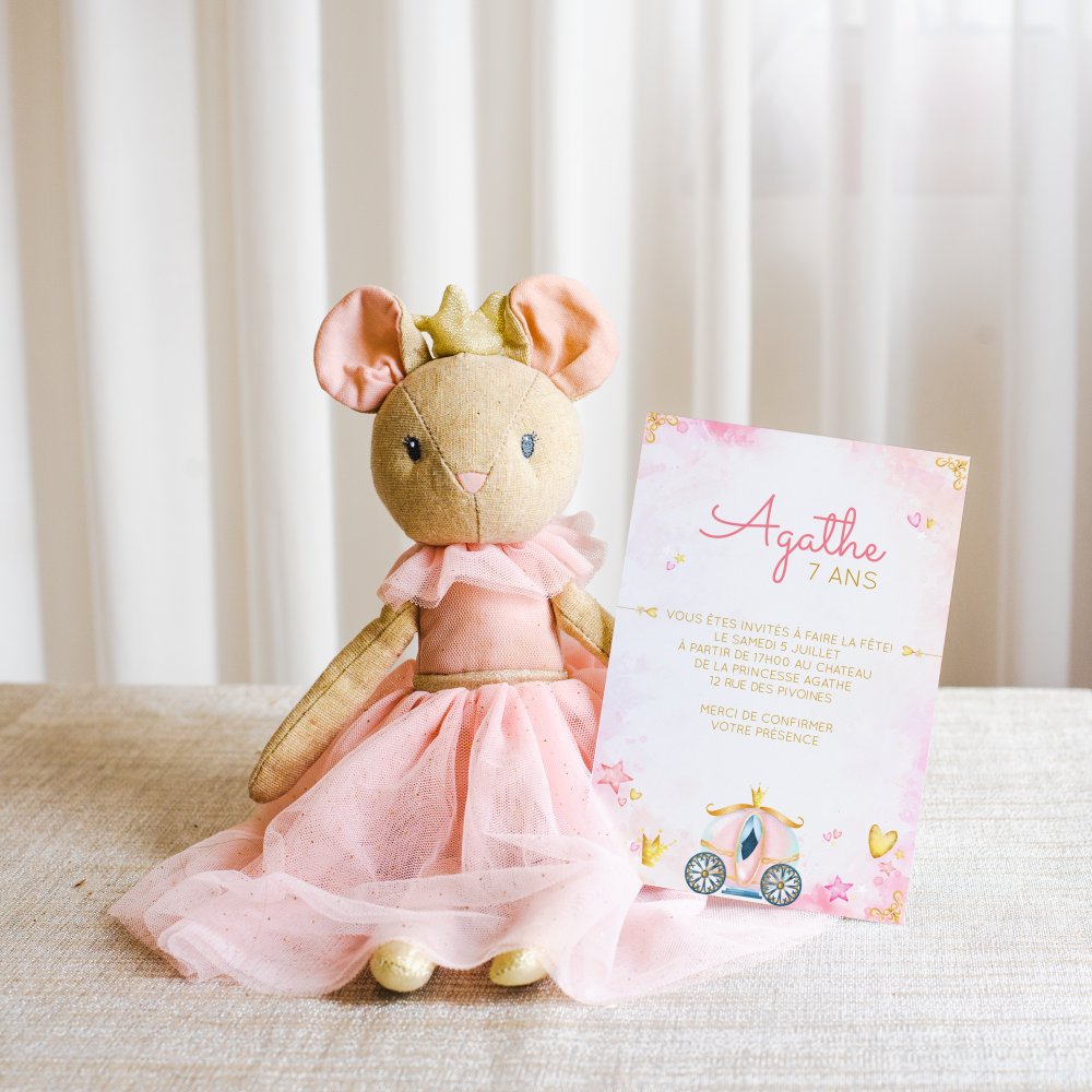 Princesa - כאן הדגש הוא על זרימת הצורות ועל ניגודים עדינים. הכרטיס עוצב כנשימה גרפית מהצבע המרכזי ועד הרווחים הלבנים כל פרט מזמין קריאה ותשומת לב. נוצר על ידי מאיירים הוא מעדיף אסתטיקה מדודה ללא עודף שבה האלגנטיות נולדת מהפשטות. אנו מטפלים בהתאמה האישית משלבים טקסט מכוונים צבעים מוסיפים לוגו עדין אם נדרש. בפורמט דיגיטלי בלבד הוא מגיע מיד לאורחים ומעניק למילים נוכחות מודרנית. יצירה פיוטית זו מתאימה לכל הודעה שבה בהירות והבחנה חשובות.