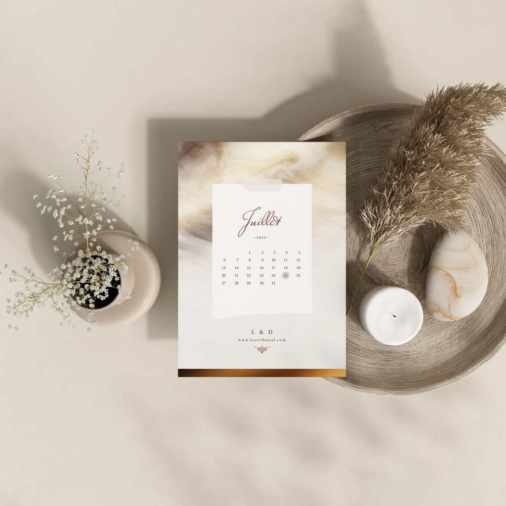 Sablé - Le modèle affirme une esthétique actuelle, sobre et lumineuse. La couleur principale structure l’espace avec douceur, tandis que la typographie et les alignements soignés assurent une lecture fluide. Créée par nos illustrateurs, la mise en page évite tout superflu pour laisser affleurer la force tranquille du message. Nous réalisons une personnalisation sur mesure : vous nous envoyez votre texte, nous le composons, harmonisons les teintes et ajoutons un logo discret. Diffusée en digital exclusivement, l’invitation parvient sans délai à vos invités. Elle se distingue par l’équilibre des contrastes, la précision des marges et la qualité du rythme visuel. Une création haut de gamme pensée pour annoncer, inviter ou célébrer avec distinction et modernité.