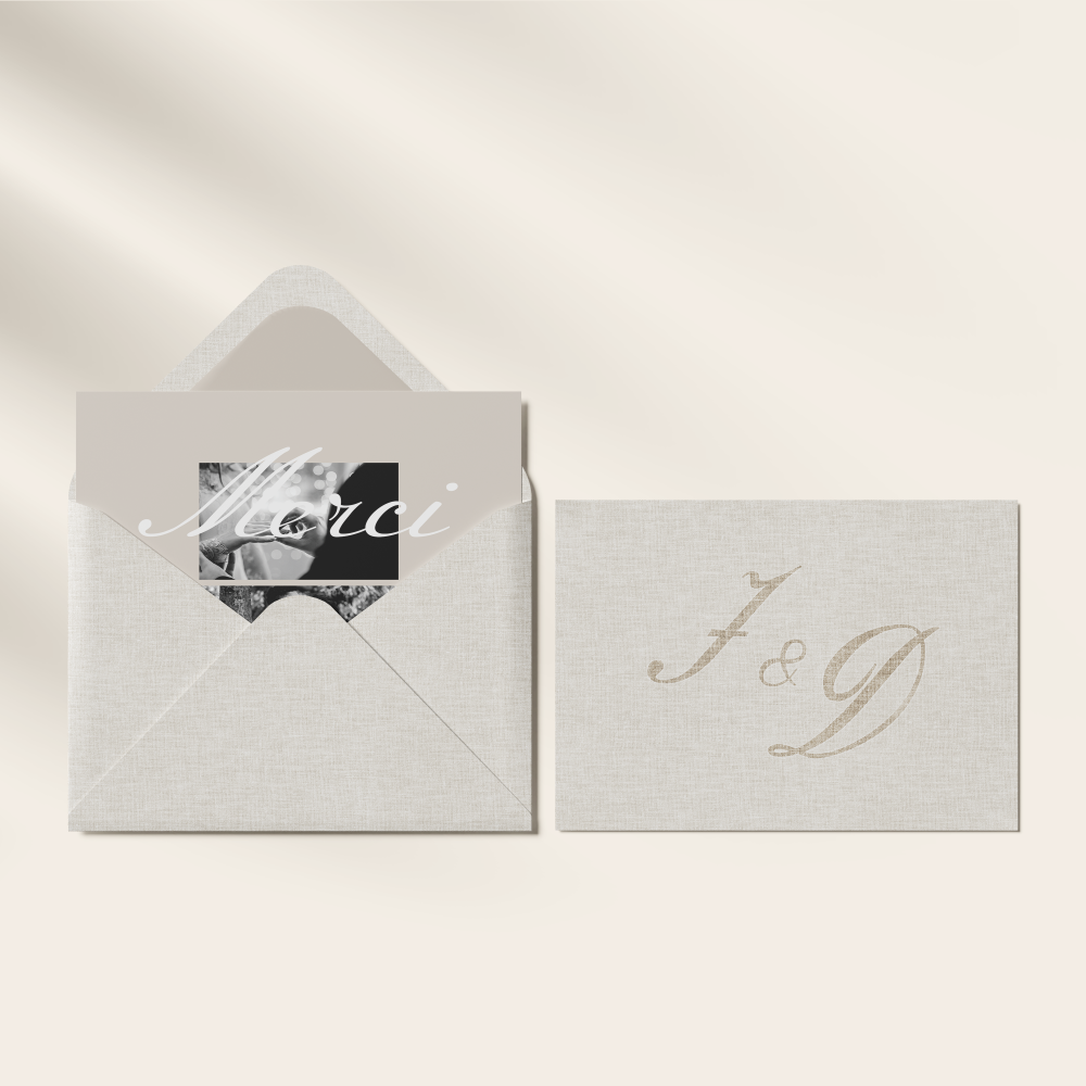 Rustique élégant Merci - הדגש ביצירה זו נמצא באיזון בין פשטות לביטוי. הצבע המרכזי מדגיש את המילים בעדינות והקומפוזיציה האוורירית מאפשרת קריאה חלקה. היוצרים שלנו תכננו הזמנה זו כמרחב ברור ומובחן להכרזות חיוניות. אתם מוסרים את הטקסט ואנו מעצבים אותו בקפידה מתאימים גוונים ומוסיפים לוגו עדין לפי רצון. בדיגיטל בלבד היא מגיעה מיד לאורחים. העיצוב מעדיף הרמוניה ודיוק כדי שהמסר יישמע בעוצמה מתמשכת. הזמנה עכשווית המשלבת מודרניות ועדינות.