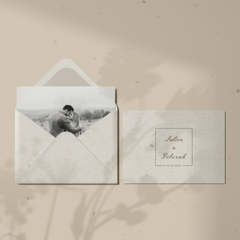 Rustique élégance - Le graphisme privilégie ici la clarté et la finesse : des espaces aérés, une typographie sobre et une couleur dominante choisie pour son intensité mesurée. Cette invitation illustre la volonté de proposer un cadre élégant à vos mots, sans jamais les alourdir. Conçue par nos créateurs, elle allie précision graphique et modernité maîtrisée. Nous réalisons la personnalisation sur mesure : intégration du texte, ajustement des nuances, ajout possible d’un logo discret. Diffusée uniquement au format numérique, elle parvient immédiatement à vos invités. Chaque élément est pensé pour assurer lisibilité et distinction. Une création raffinée qui reflète un style haut de gamme et contemporain.