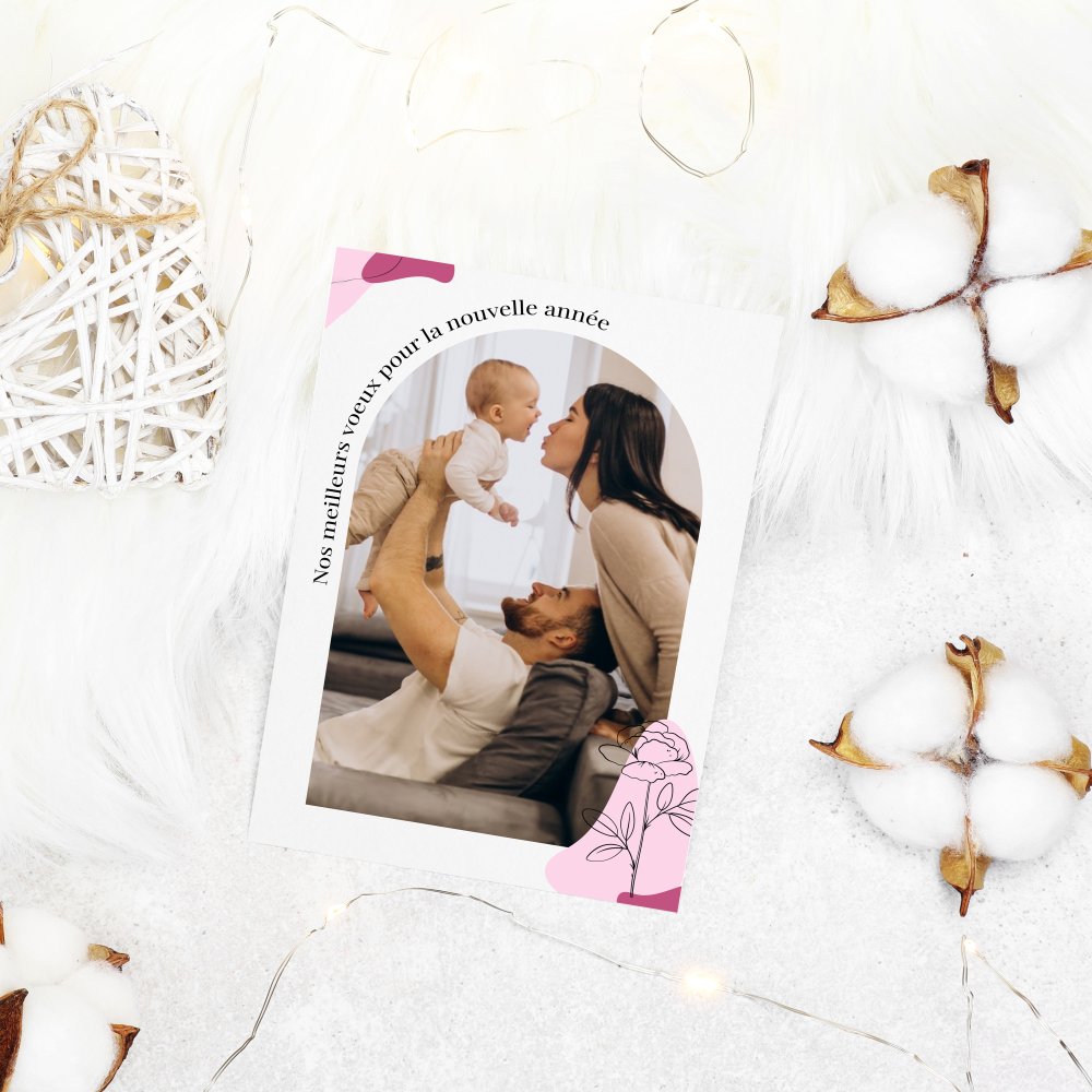 Pink Terracotta - הזמנה זו ממחישה אסתטיקה מרוסנת צבע דומיננטי מבטא מאוזן על ידי שוליים מבוקרים וניגודים עדינים. המכלול יוצר חתימה מאופקת ואלגנטית. היוצרים שלנו ביקשו דגם המציב את המילים במרכז נקי מכל תחבולה. אתם מוסרים את הטקסט ואנו מעצבים אותו בדיוק מכוונים את הפלטה ומוסיפים לוגו עדין לפי רצון. בדיגיטל בלבד היא נשלחת מיד לאורחים. כל פרט תורם לקוהרנטיות ולעכשוויות של התוצאה. התכתבות פרימיום בהירה ומעודנת שנועדה ללוות הכרזות חשובות.