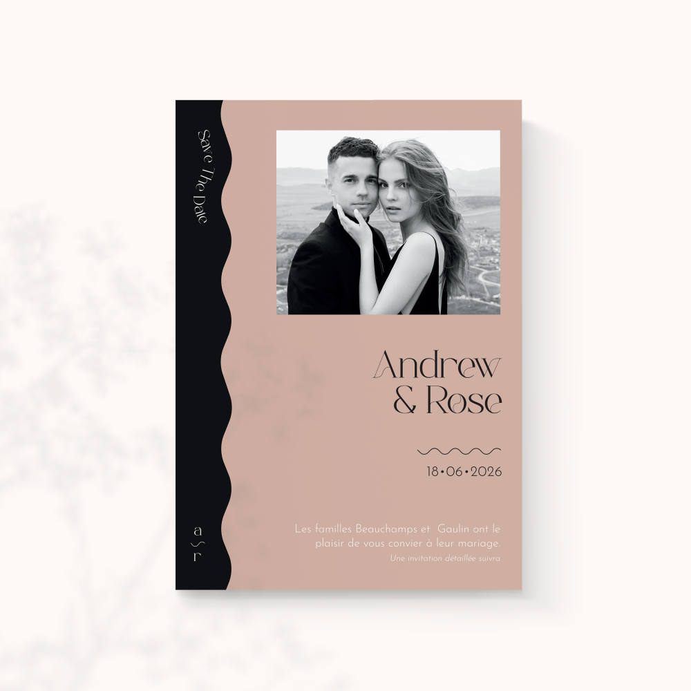 Wavy Save The Date Rose - השרטוט מצהיר על מודרניות מאופקת גוון דומיננטי ברור שוליים מאוזנים וטיפוגרפיה יציבה. בעיצוב המאיירים שלנו ההזמנה מעדיפה דיוק ובהירות. אנו מבצעים התאמה מלאה טקסט משולב גוונים מכוונים ולוגו עדין. בדיגיטל בלבד היא מגיעה מיד לנמענים. כל פרט יישור קצב וניגוד תוכנן לקריאה חלקה. התכתבות פרימיום פשוטה ואלגנטית.