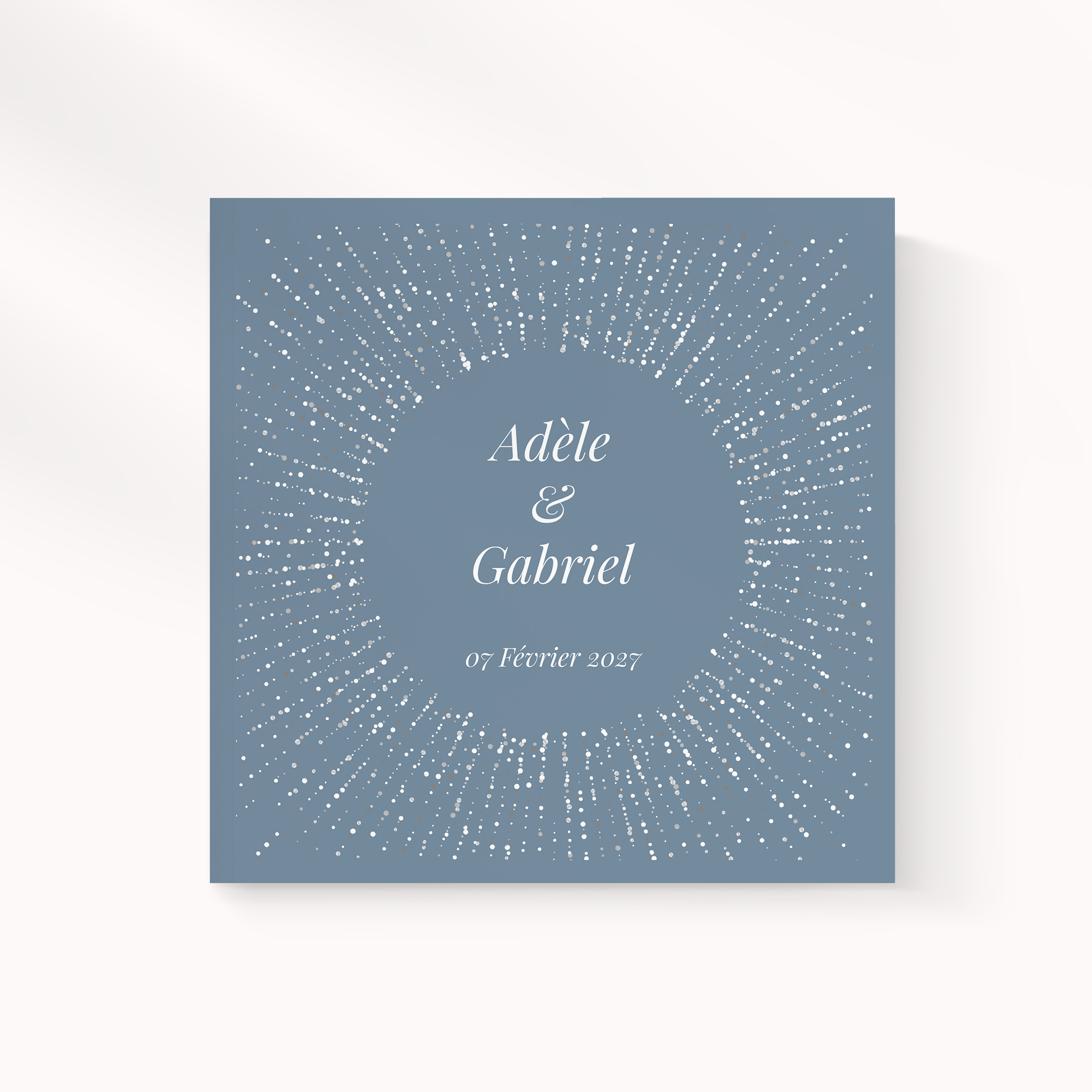 Silver Circle Blue - Cette invitation propose une esthétique sobre : dominante chromatique affirmée, marges régulières, typographie claire. Nos créateurs ont conçu un design premium qui associe précision et justesse. Vous nous transmettez le texte ; nous l’intégrons avec soin, ajustons les teintes et ajoutons un logo discret. 100% digitale, elle atteint vos invités instantanément. Chaque détail – proportions, alignements, respiration des blancs – a été pensé pour une élégance durable. Une correspondance contemporaine, simple et posée.