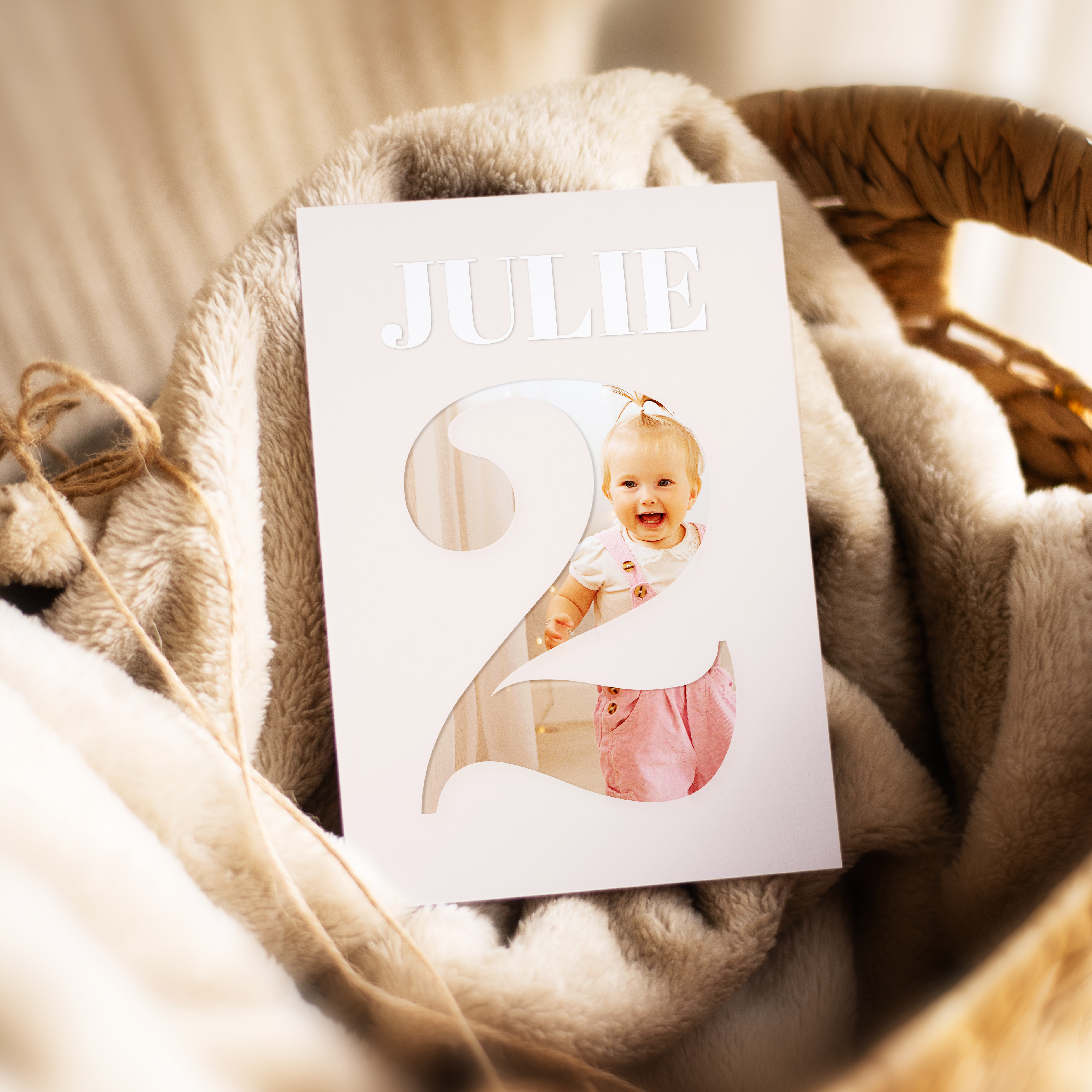 Number 2 - הזמנה זו מעדיפה שפה חזותית פשוטה ומבוקרת. הצבע הדומיננטי משמש סימן דרך ומלווה את המילים בפשטות. יישורים מאוזנים וטיפוגרפיה ברורה מבטיחים קריאות ומודרניות. היוצרים שלנו עיצבו דגם זה כהתכתבות פרימיום אלגנטית ועכשווית. אנו מבצעים התאמה מלאה שילוב טקסט כיוון גוונים ואפשרות ללוגו עדין. בדיגיטל בלבד היא נשלחת מיד לאורחים. כל בחירה אסתטית מעדיפה דיוק ומידה. הזמנה פשוטה ועמידה שנועדה לרגעים החיוניים.