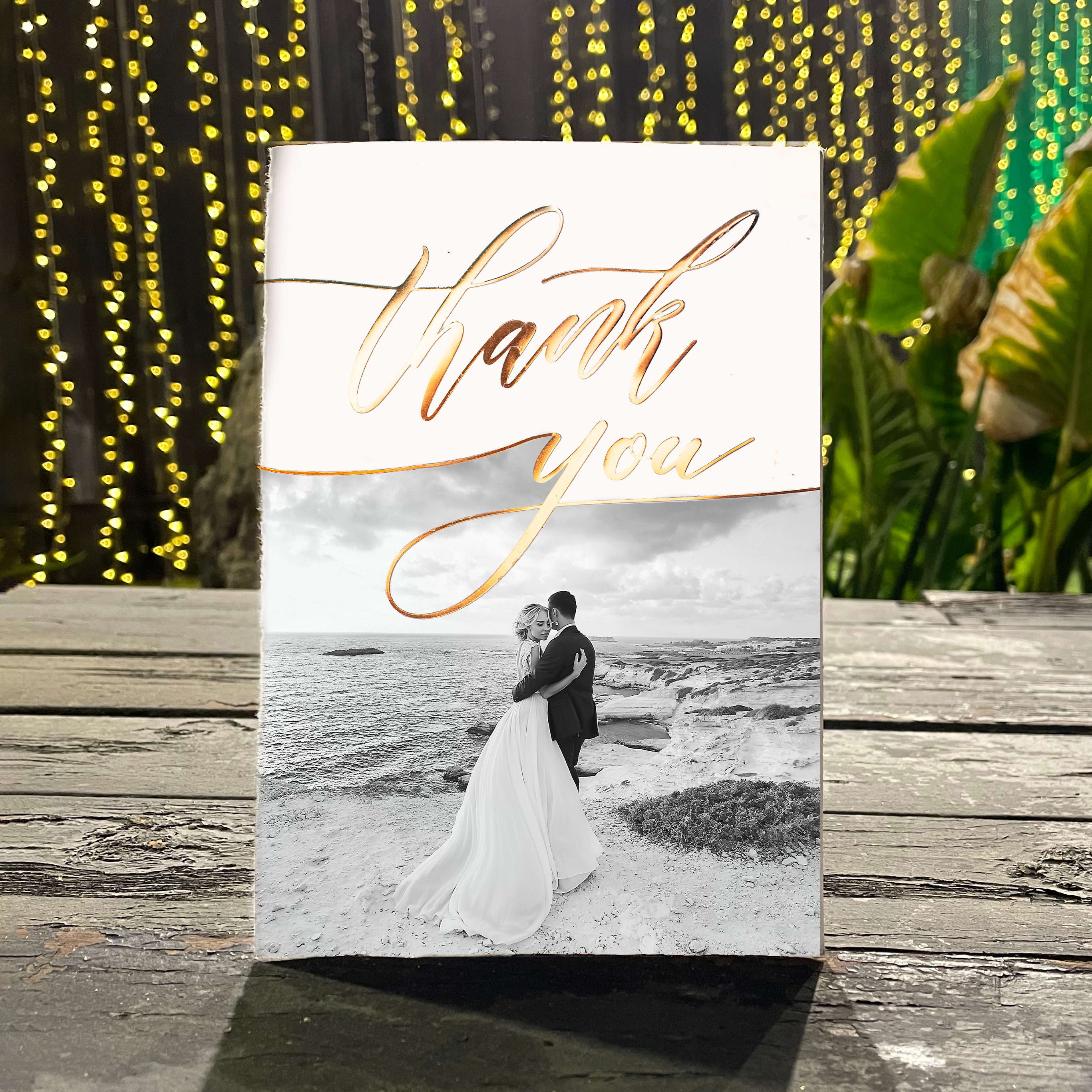 Goldy Thanks - השרטוט מציע מודרניות ברורה גוון דומיננטי בטוח שוליים פשוטים וטיפוגרפיה חדה. היוצרים שלנו דמיינו הזמנת פרימיום המשקפת קוהרנטיות ואלגנטיות. אנו מבצעים התאמה מלאה אתם מוסרים טקסט אנו משלבים מכוונים צבעים ומוסיפים לוגו עדין. בדיגיטל בלבד היא מגיעה מיד לנמענים. כל פרט היררכיה פרופורציות וניגודים כויל לשמירת זרימה ואלגנטיות. התכתבות עכשווית פשוטה ומעודנת.