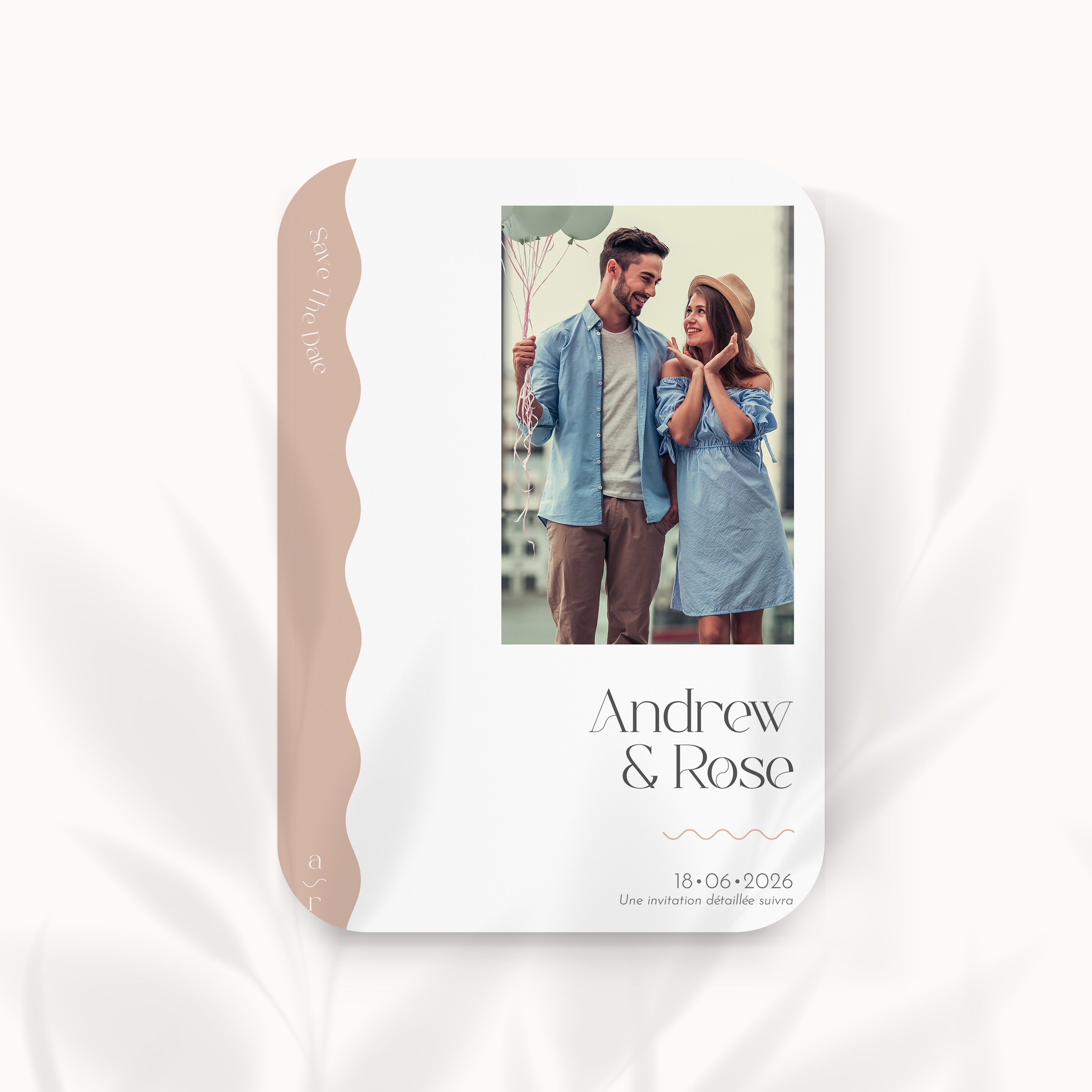 Wavy Save The Date - Cette invitation met en avant l’équilibre : dominante chromatique expressive mais mesurée, marges sobres, typographie claire. Nos créateurs ont pensé un design premium qui privilégie fluidité et cohérence. Vous nous transmettez le texte ; nous l’intégrons avec exactitude, harmonisons la palette et ajoutons un logo discret si souhaité. Entièrement digitale, elle atteint vos invités instantanément. Chaque élément – proportion, contraste, rythme – a été étudié pour une lecture élégante. Une correspondance sobre, moderne et raffinée.